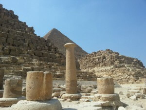 Trosky chrámu Isis v Gíze
