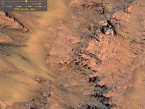 Auga fluída na superficie de Marte