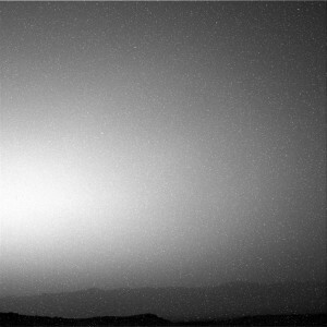 19/10 的导航摄像头图像包含很大比例的噪声。 下面是盖尔陨石坑的底部。