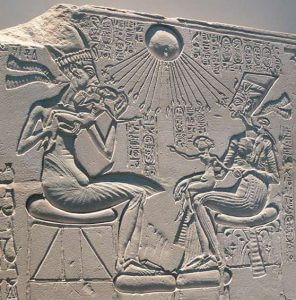 Akhenaten和Nefertiti带着女儿-他们都长着头骨。