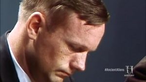 Neil Armstrong lehdistötilaisuudessa palattuaan kuun jälkeen