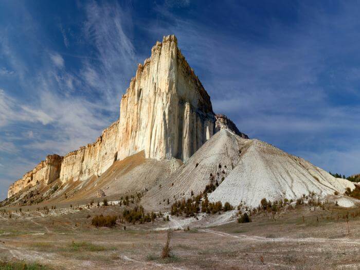 Mining mountain. Белая гора Крым. Белая скала. Шахты в горах. Белая скала сады.