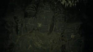Jeskyně s reliéfy soch